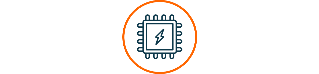 Symbol eines Mikrochips mit Blitzsymbol in einem orangefarbenen Kreis – Das Bild zeigt ein stilisiertes Icon eines Computerchips mit einem Blitz in der Mitte, dargestellt in blauer Linienführung, umgeben von einem dünnen orangefarbenen Kreis auf weißem Hintergrund