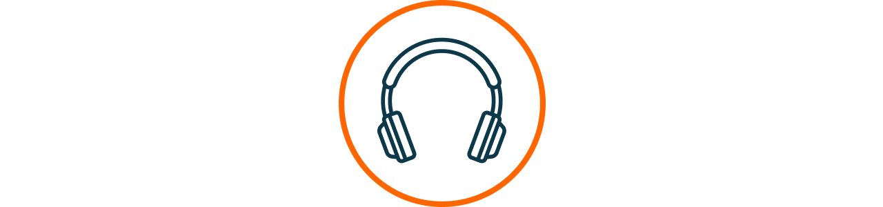 Symbol eines Kopfhörers in einem orangefarbenen Kreis – Das Bild zeigt ein stilisiertes Icon eines Over-Ear-Kopfhörers in blauer Linienführung, umgeben von einem dünnen orangefarbenen Kreis auf weißem Hintergrund